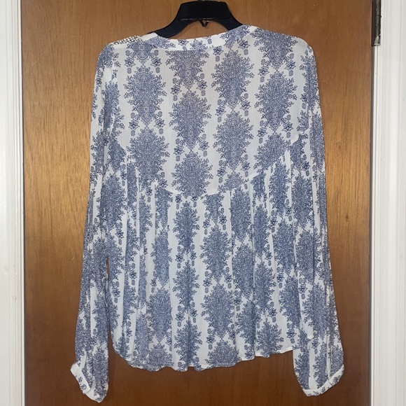 •HEARTLOOM•WHITE/BLUE FLORAL CROCHET LACE UP GAUZE MATERIAL BLOUSE SIZE SMALL - Picture 2 of 8